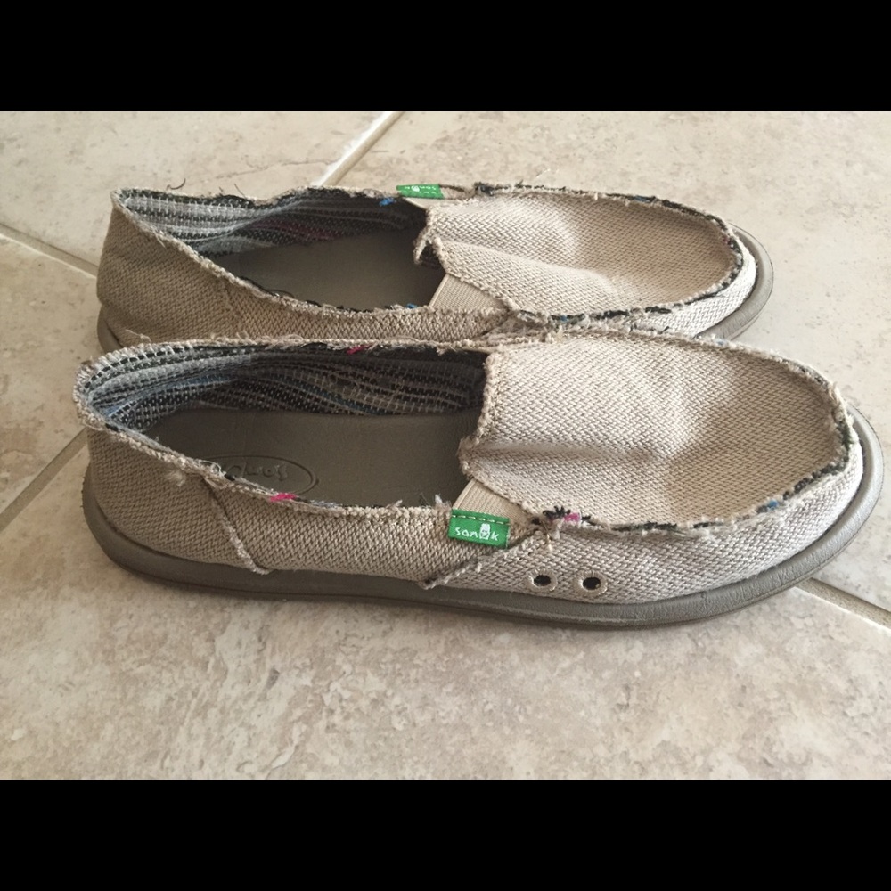Sanuk size 8. Only worn a few times.